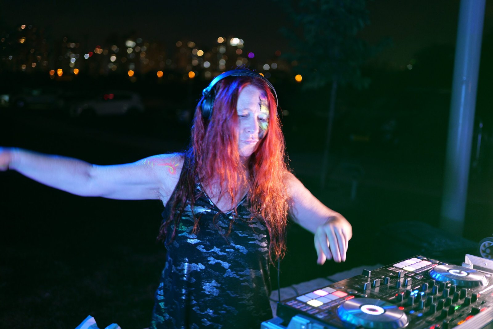 DJ גלי מרגלית מנגנת באירוע